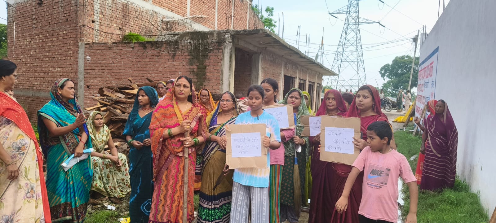 शराब ठेके के विरोध में महिलाएं उतरीं सड़कों पर, हसिया-बेलन लेकर जताया विरोध