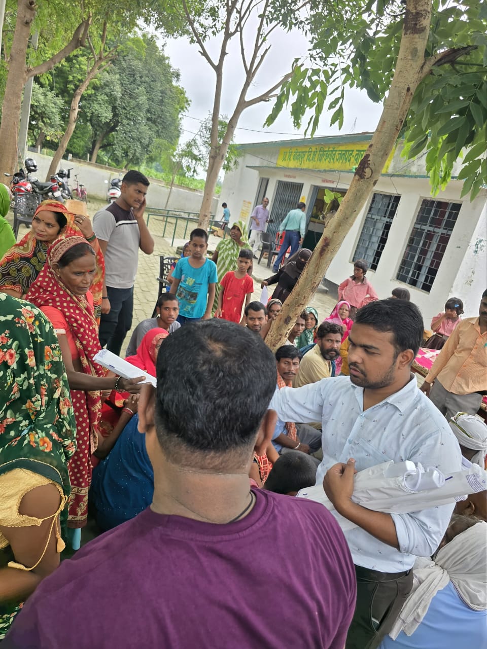 श्रावण मास में बीकापुर गांव में जरूरतमंदों को वितरित हुए छाते