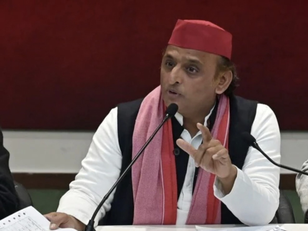 शिक्षा का अधिकार छीनना चाहती है भाजपा: अखिलेश यादव