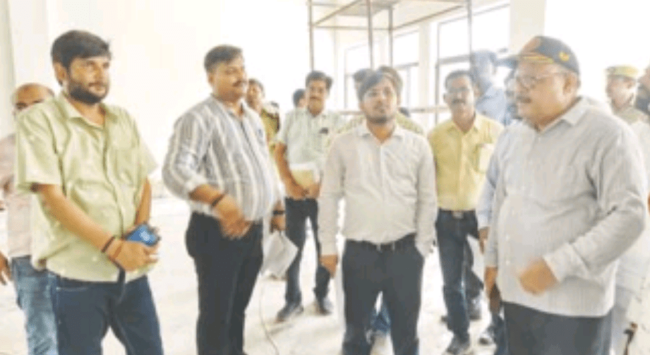 जिलाधिकारी ने बाबा कीनाराम मठ विकास कार्यों का किया निरीक्षण