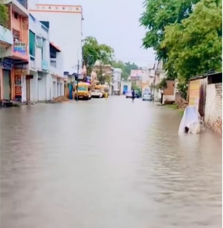 गोमती नदी उफान पर, शहर की गलियों में घुसा पानी