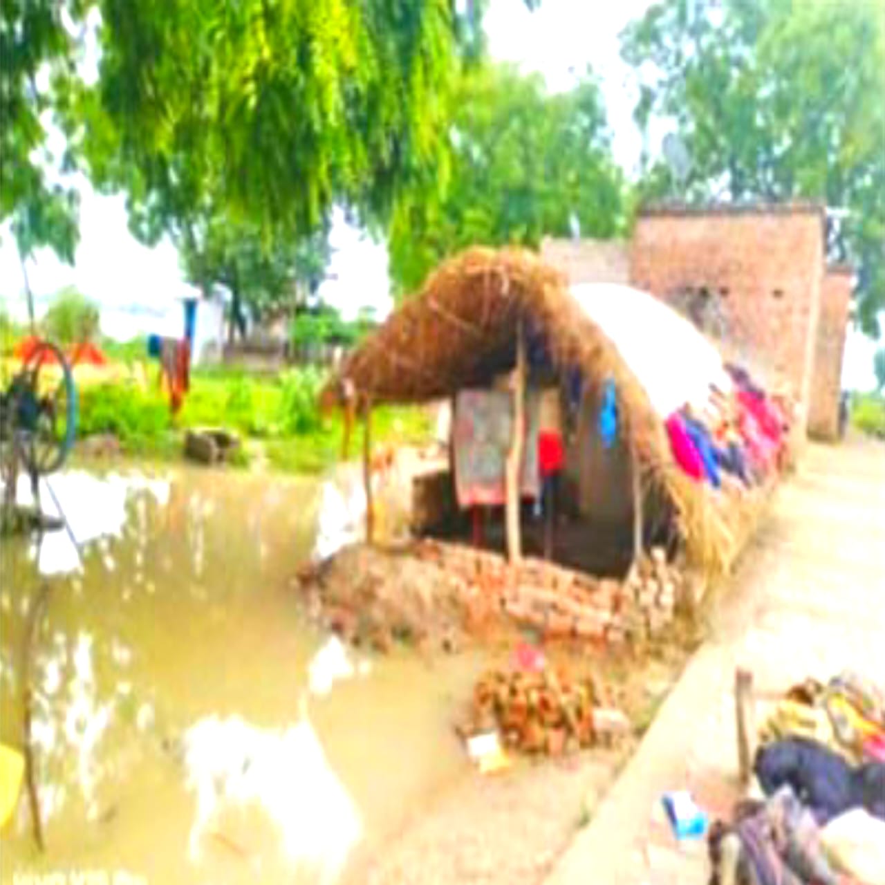 बर्थराकला की बस्तियों में घुसा बाढ़ का पानी, फसलें बर्बाद, लोग कर रहे पलायन