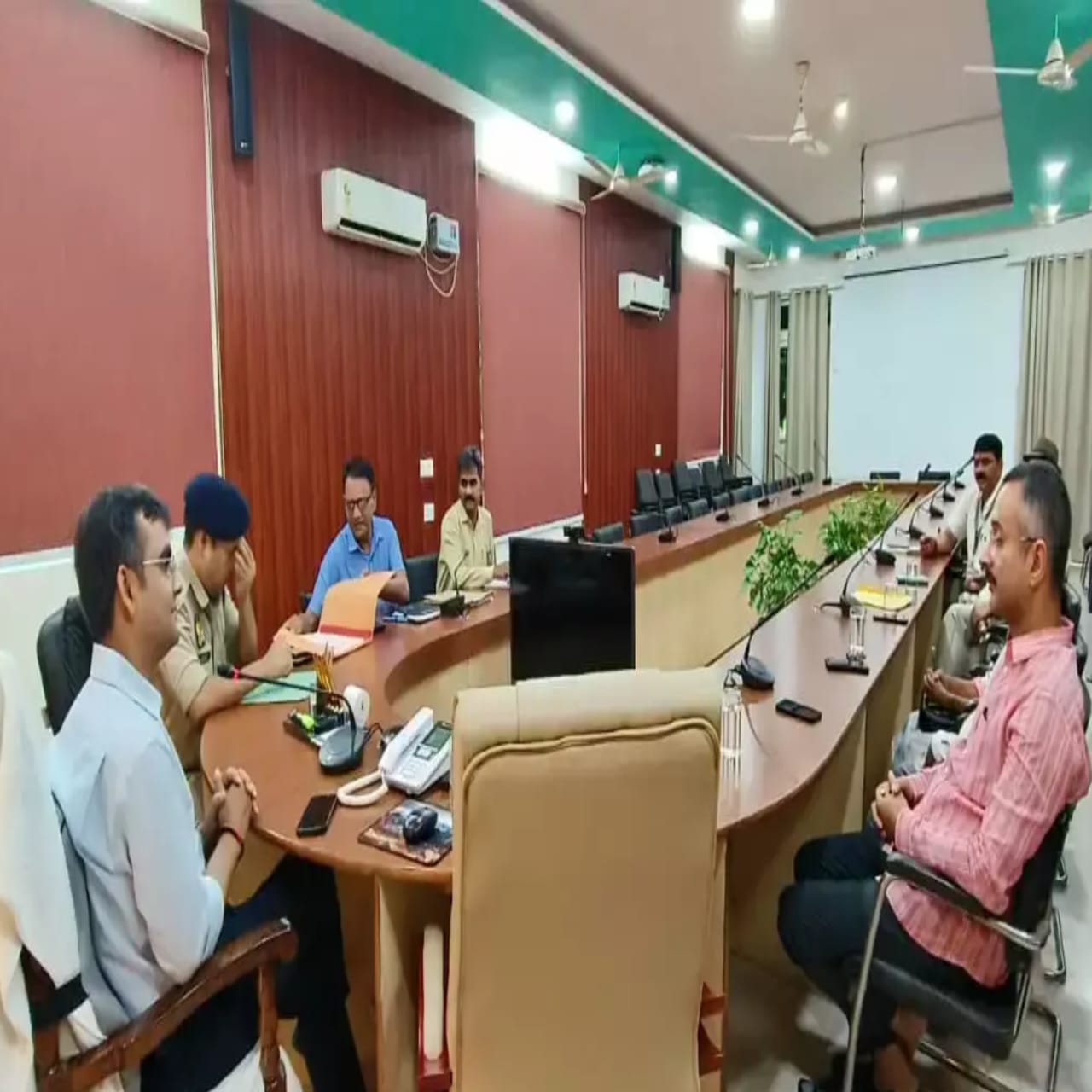 जिलाधिकारी की अध्यक्षता में जिला स्तरीय स्थायी समिति की बैठक सम्पन्न, बाढ़ पीड़ितों को राहत पहुंचाने पर दिया जोर