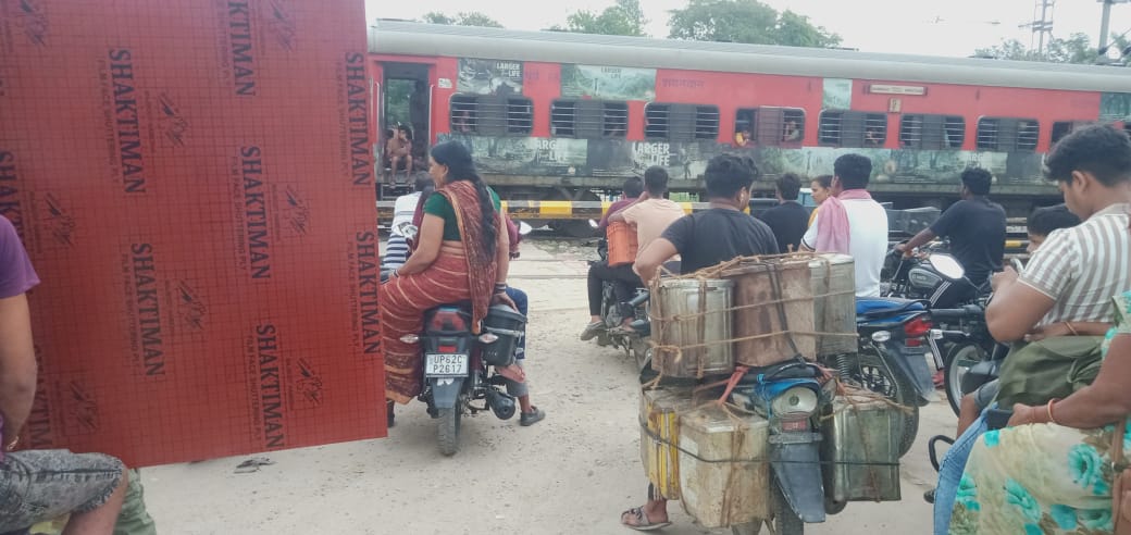 जंघई फाटक पर लापरवाही का आलम, न हेलमेट न नंबर प्लेट