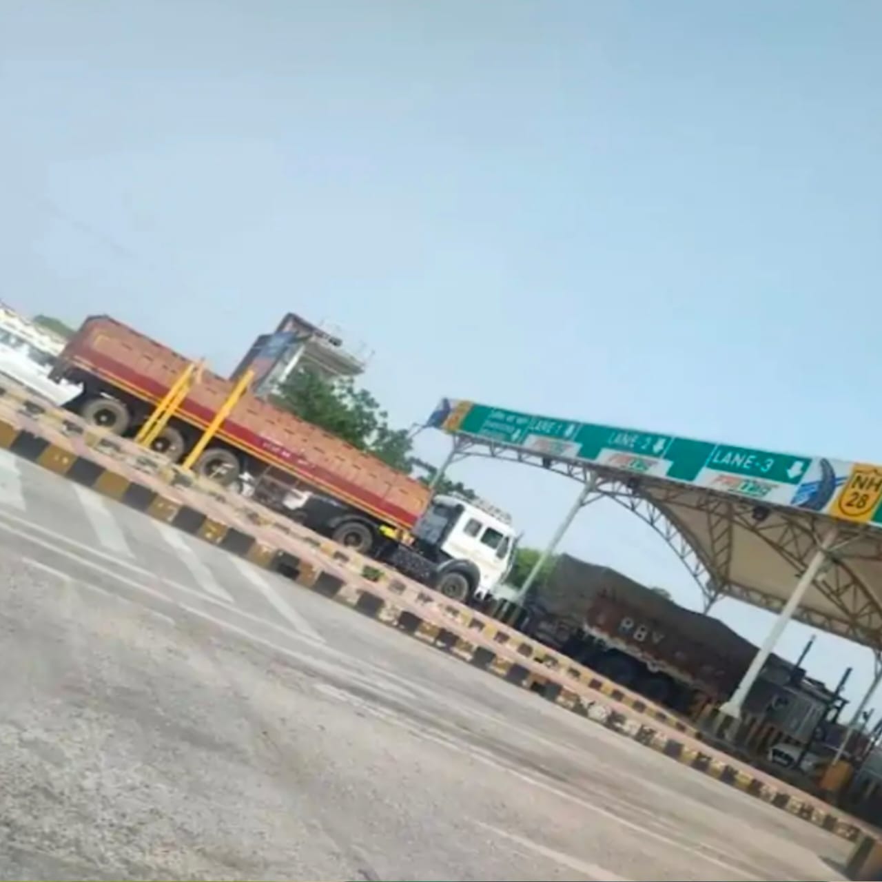 ढेरहीं टोल प्लाजा पर यात्रियों से मारपीट, टोलकर्मियों पर मुकदमा