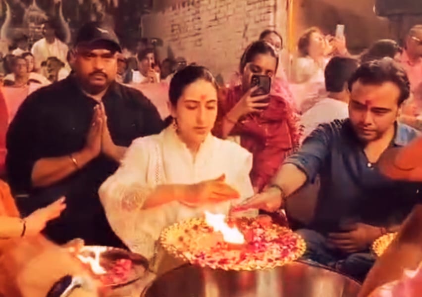 फिल्म अभिनेत्री सारा अली खान पहुँची वाराणसी, गंगा आरती में हुई शामिल