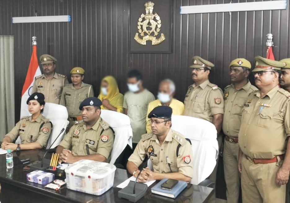 चोलापुर पुलिस की बड़ी कामयाबी, स्मैक व कैश के साथ तीन तस्कर गिरफ्तार