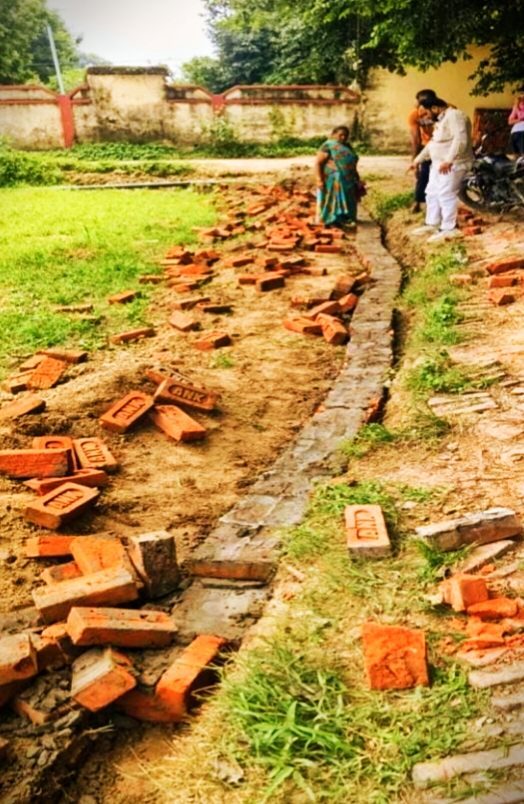 बर्थरां खुर्द में मरम्मत कराए खड़ंजे को अज्ञात लोगों ने उखाड़ा, प्रधान ने दी तहरीर