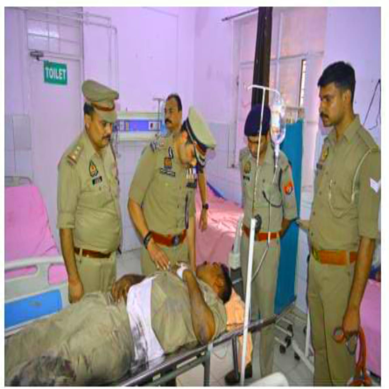 कचहरी बवाल: घायल दरोगा का हाल जानने ट्रॉमा सेंटर पहुंचे पुलिस कमिश्नर