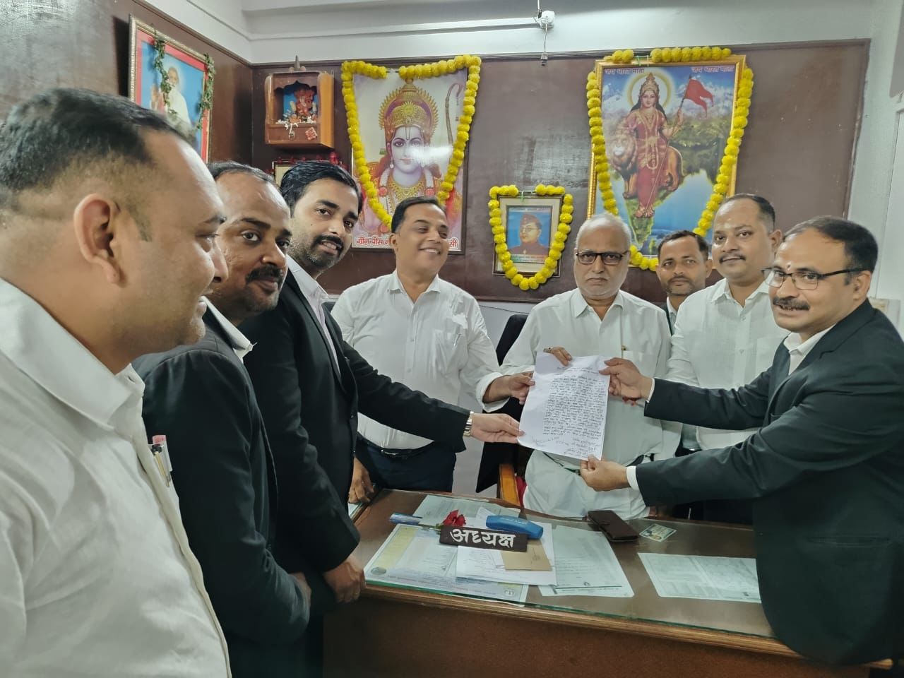 अधिवक्ताओं ने सौंपा ज्ञापन, दोषी पुलिसकर्मियों पर कार्रवाई की मांग