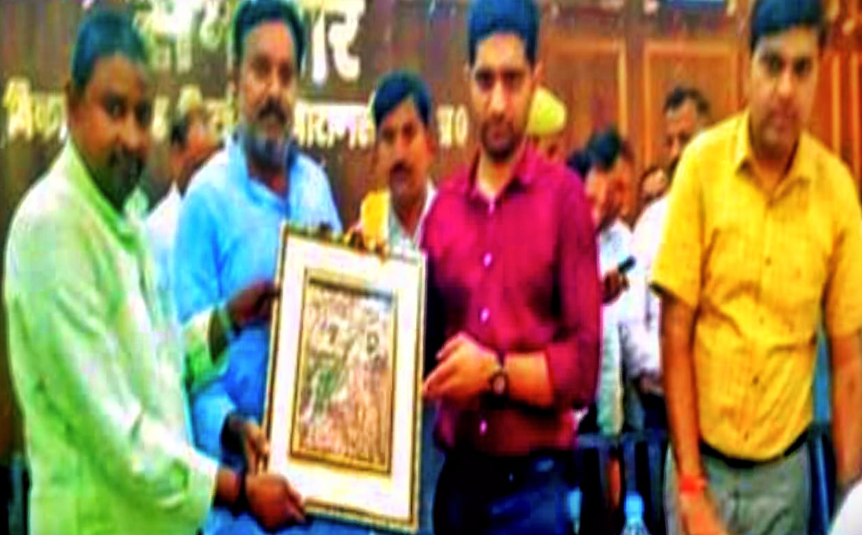 ग्राम विकास कार्यों की समीक्षा बैठक में अफसरों पर बरसे सीडीओ