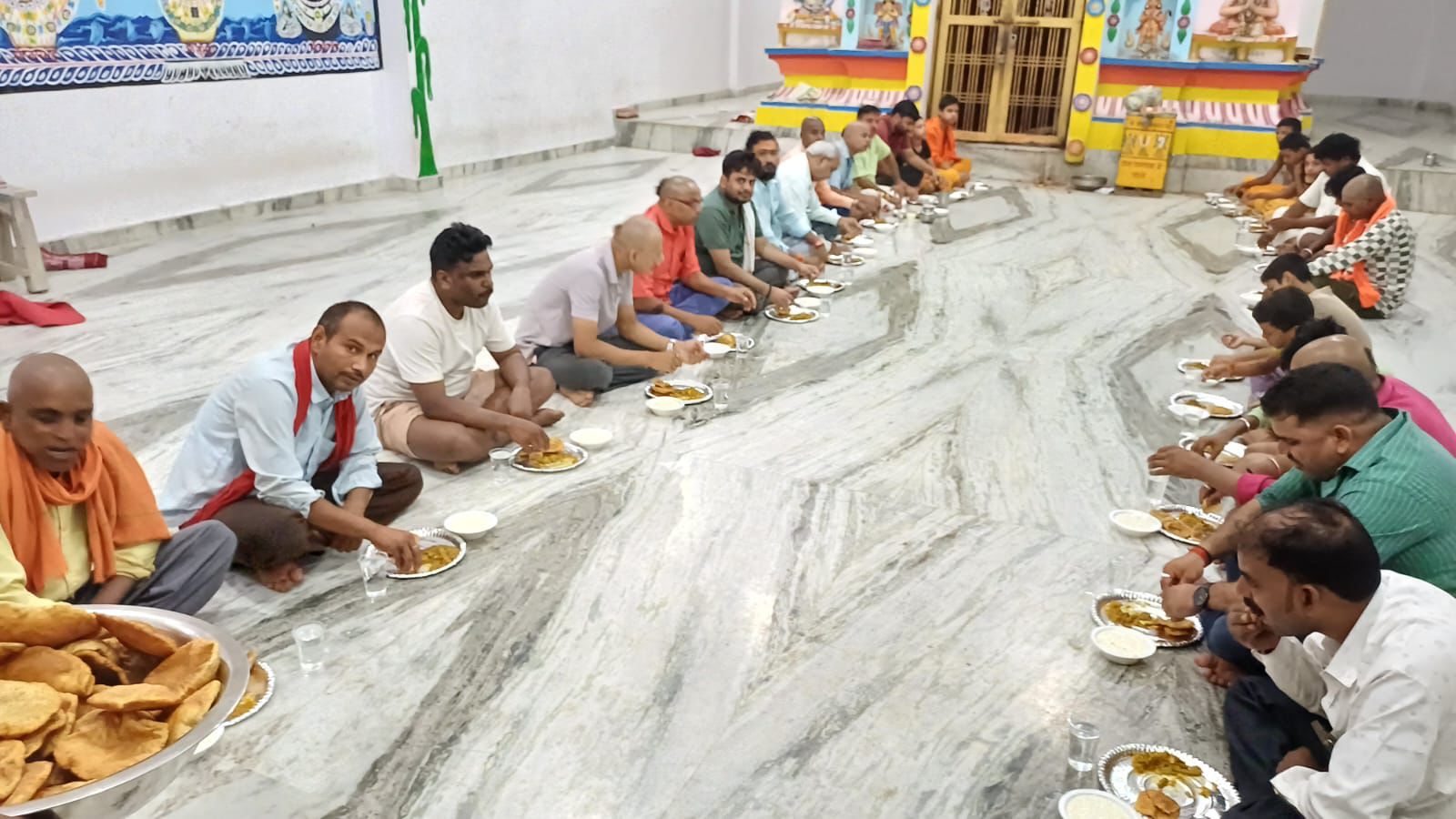 लक्ष्मी नारायण मंदिर में श्रद्धालुओं ने भावपूर्वक ग्रहण किया प्रसाद