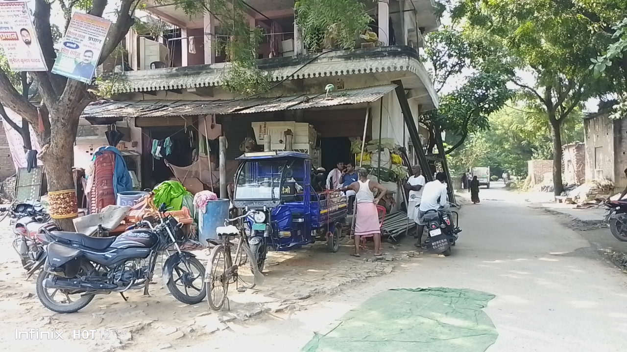 थाना गेट मीरगंज के पास पिकअप और जनरेटर चोरी