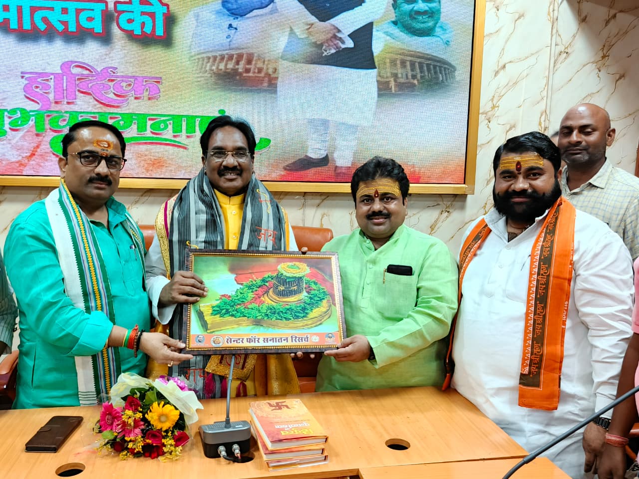 पूर्व सांसद डॉ. विजय सोनकर शास्त्री का जन्मदिन धूमधाम से मनाया गया