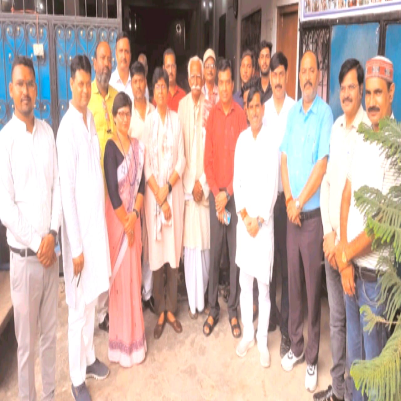 कुलपति ने वृद्धाश्रम पर बुजुर्गों को वितरित किया खाद्य सामग्री