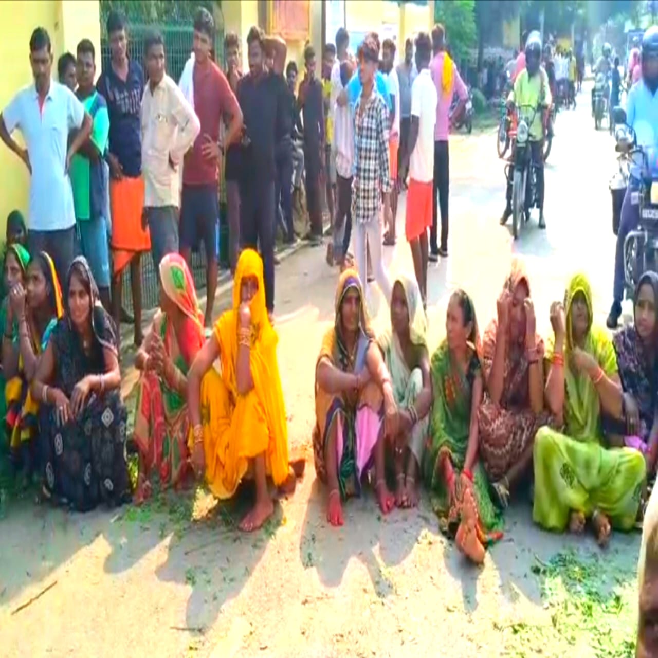 बारिश से चुकहां गांव में जलभराव, ग्रामीणों ने चौबेपुर-बलुआघाट रोड किया जाम