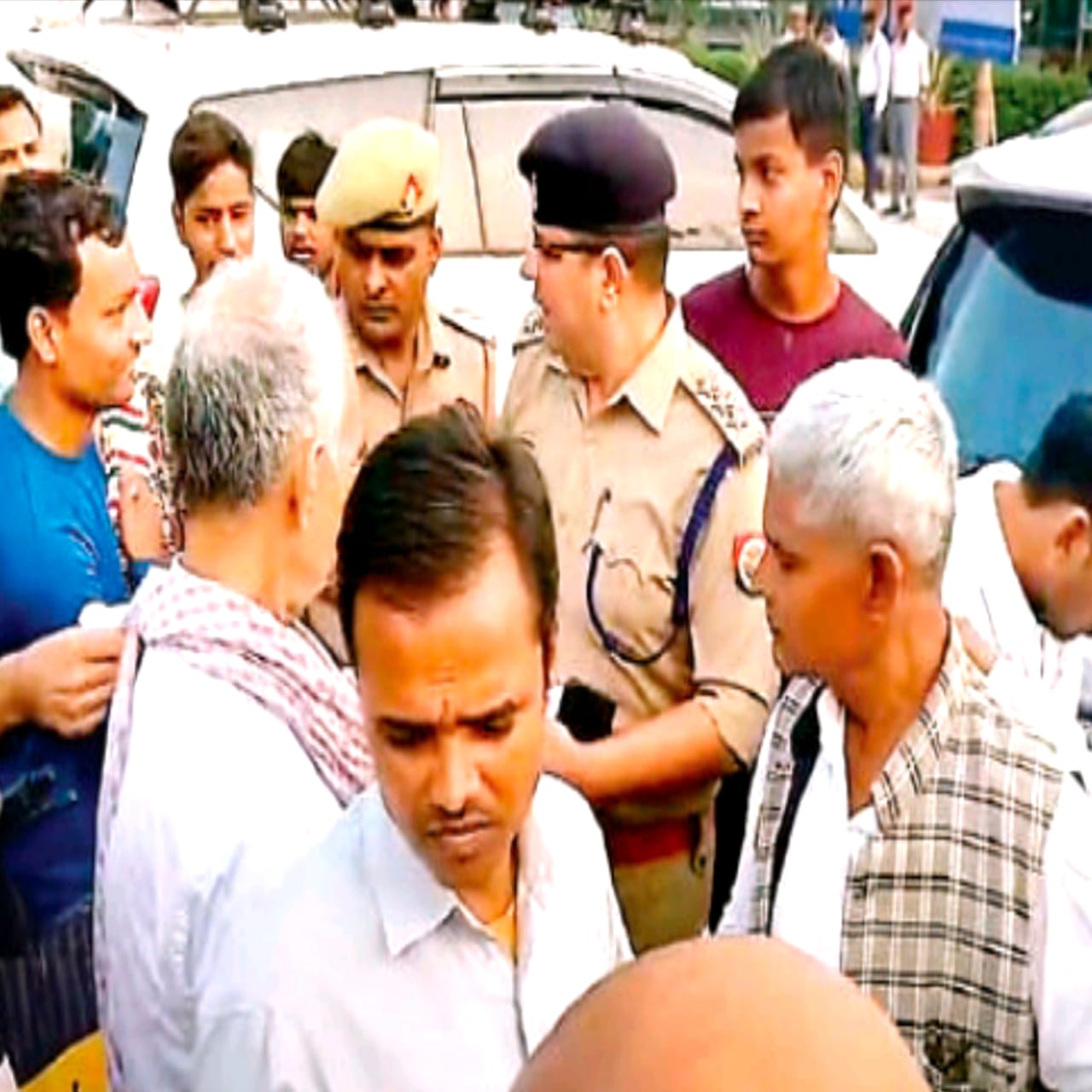 सीएम से मिलने पहुंचे दर्जनों फरियादी निराश, अफसरों ने संभाले हालात