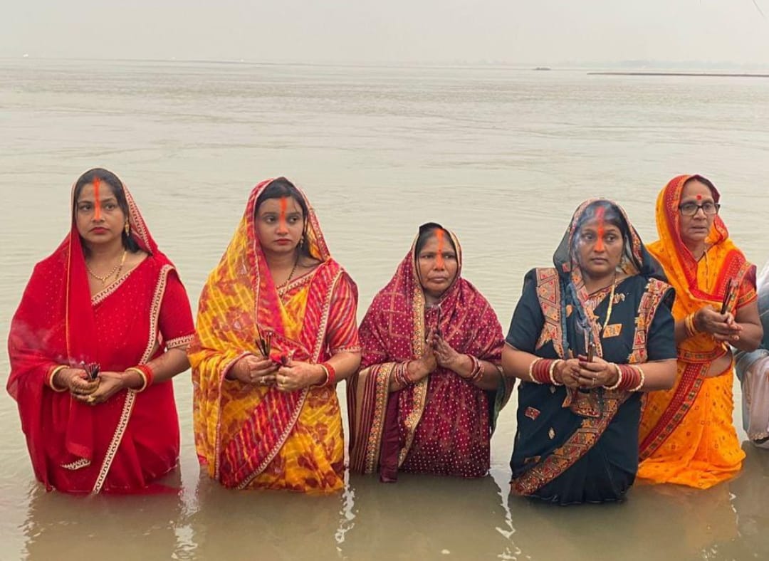 गंगा-गोमती घाटों पर उमड़ी आस्था की लहर, अस्ताचलगामी सूर्य को अर्घ्य देकर मनाया गया छठ महापर्व