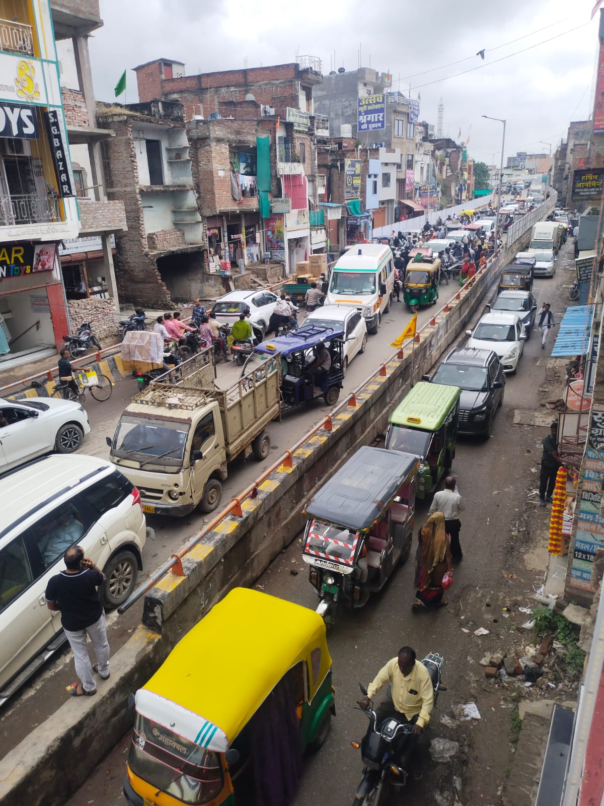 भदोही–गाजिया मार्ग पर घंटों से भीषण जाम, अधिकारी और एम्बुलेंस तक फंसे, बाजार ठप