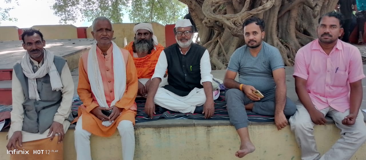 राजेपुर त्रिमुहानी–विजयीपुर घाट पर पीपा पुल की मांग को लेकर अन्ना का आमरण अनशन शुरू