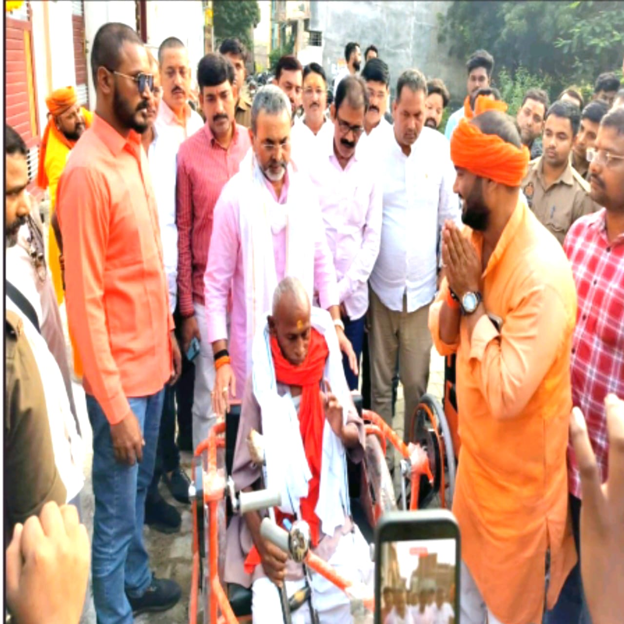 पूर्व एमएलसी बृजेश सिंह ने किया दिव्यांगों को ट्राईसाइकिल और व्हीलचेयर का वितरण