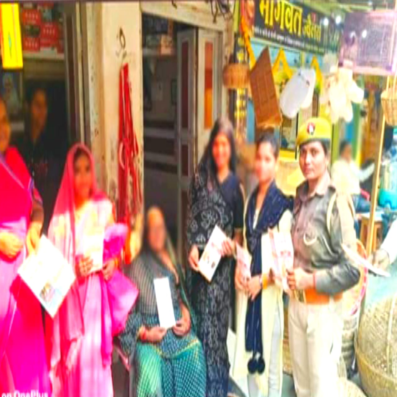 वाराणसी: मिशन शक्ति 5.0 के तहत पुलिस ने महिलाओं को किया जागरूक