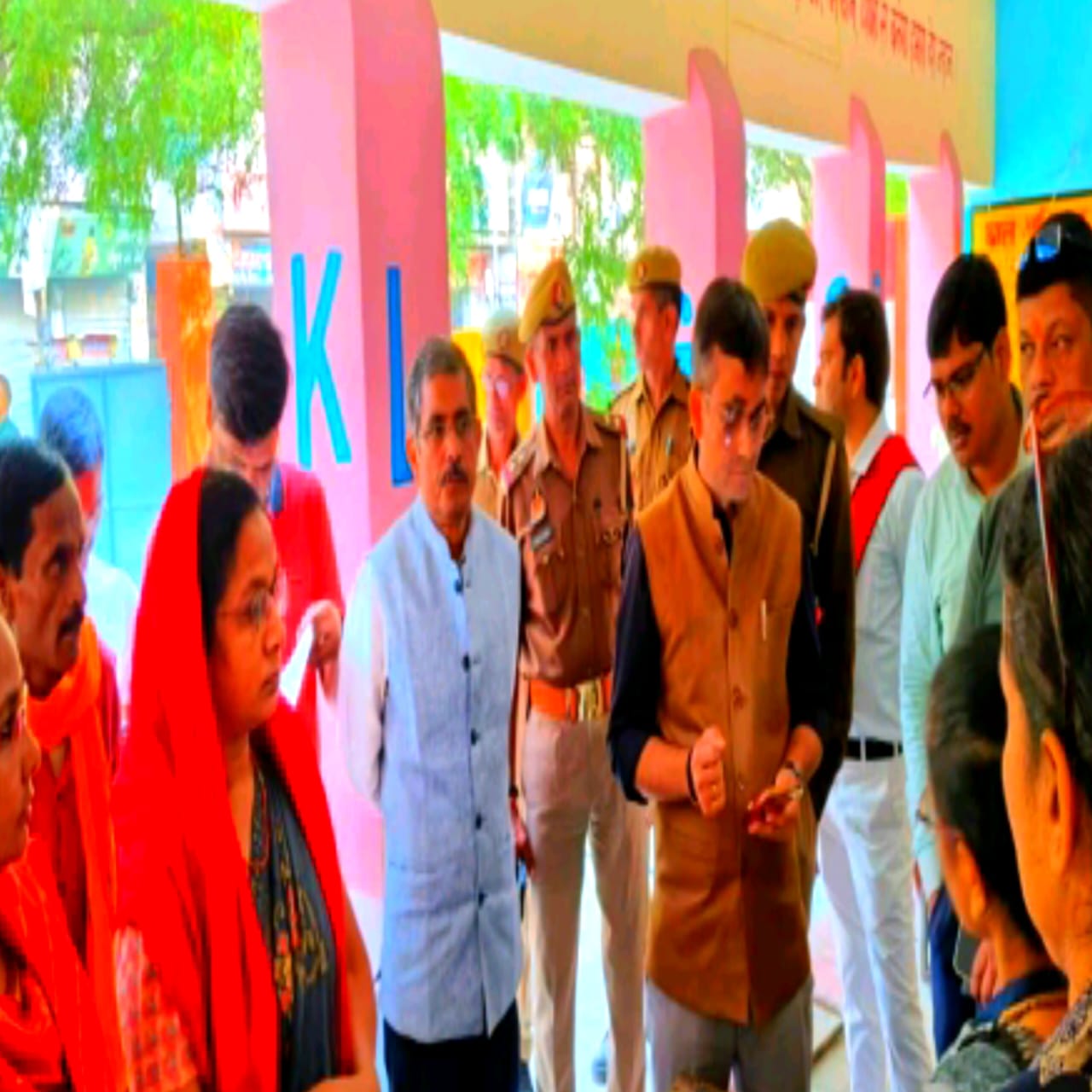 वाराणसी: जिला निर्वाचन अधिकारी ने किया मतदेय स्थल का औचक निरीक्षण, दिए सख्त निर्देश