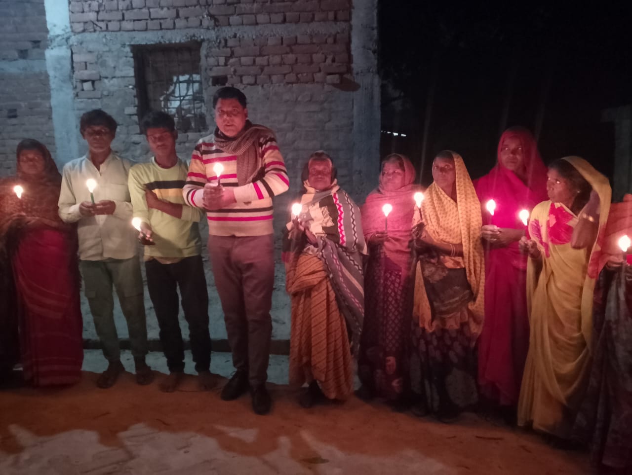 वाराणसी: बम विस्फोट में मारे गए लोगों को बनवासी महिलाओं ने दी श्रद्धांजलि