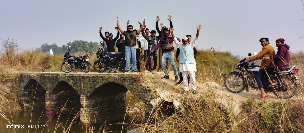 बसुही नदी पर मिनी पुल की मांग को लेकर ग्रामीणों का प्रदर्शन