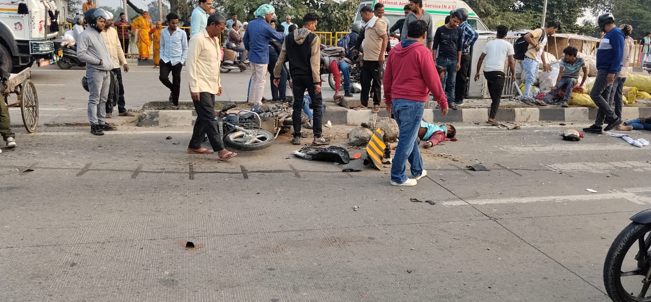 शादी का कार्ड बांटने निकले पिता-पुत्र समेत तीन गंभीर रूप से घायल