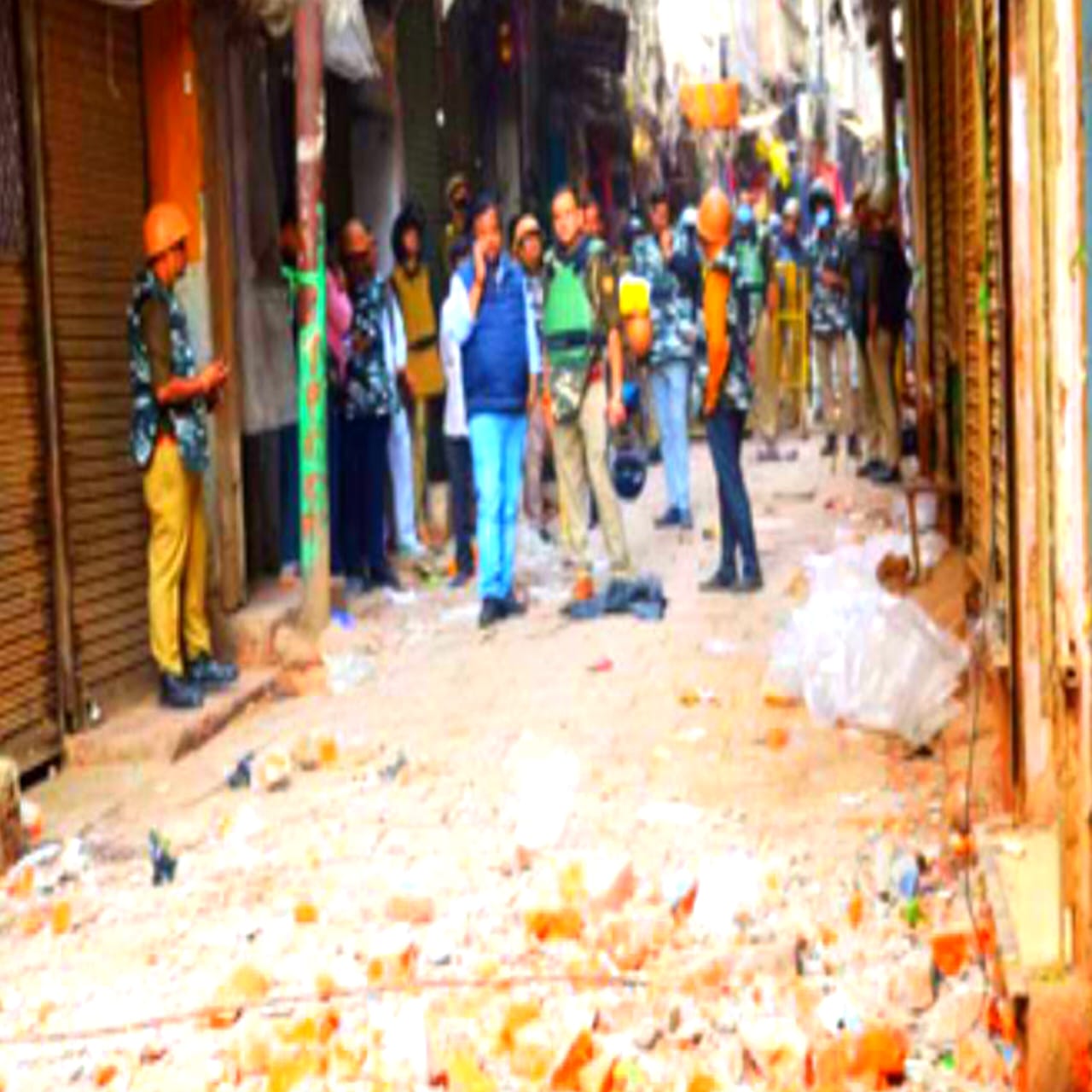 दालमंडी में सड़क चौड़ीकरण के तहत ध्वस्तीकरण फिर शुरू, सुरक्षा घेरे में पीडब्ल्यूडी की कार्रवाई