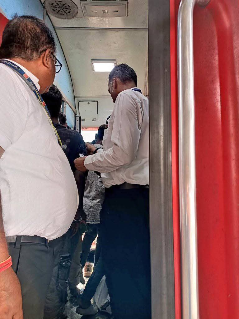 डीडीयू मंडल में सघन टिकट जांच अभियान, 1236 यात्री बिना टिकट पकड़े गए