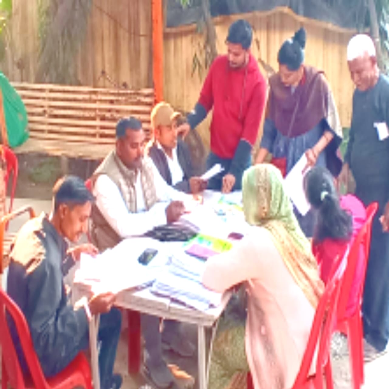 सुसुवाही में गंगामित्र धर्मेंद्र पटेल ने 400 से अधिक एसआईआर फॉर्म भरवाए