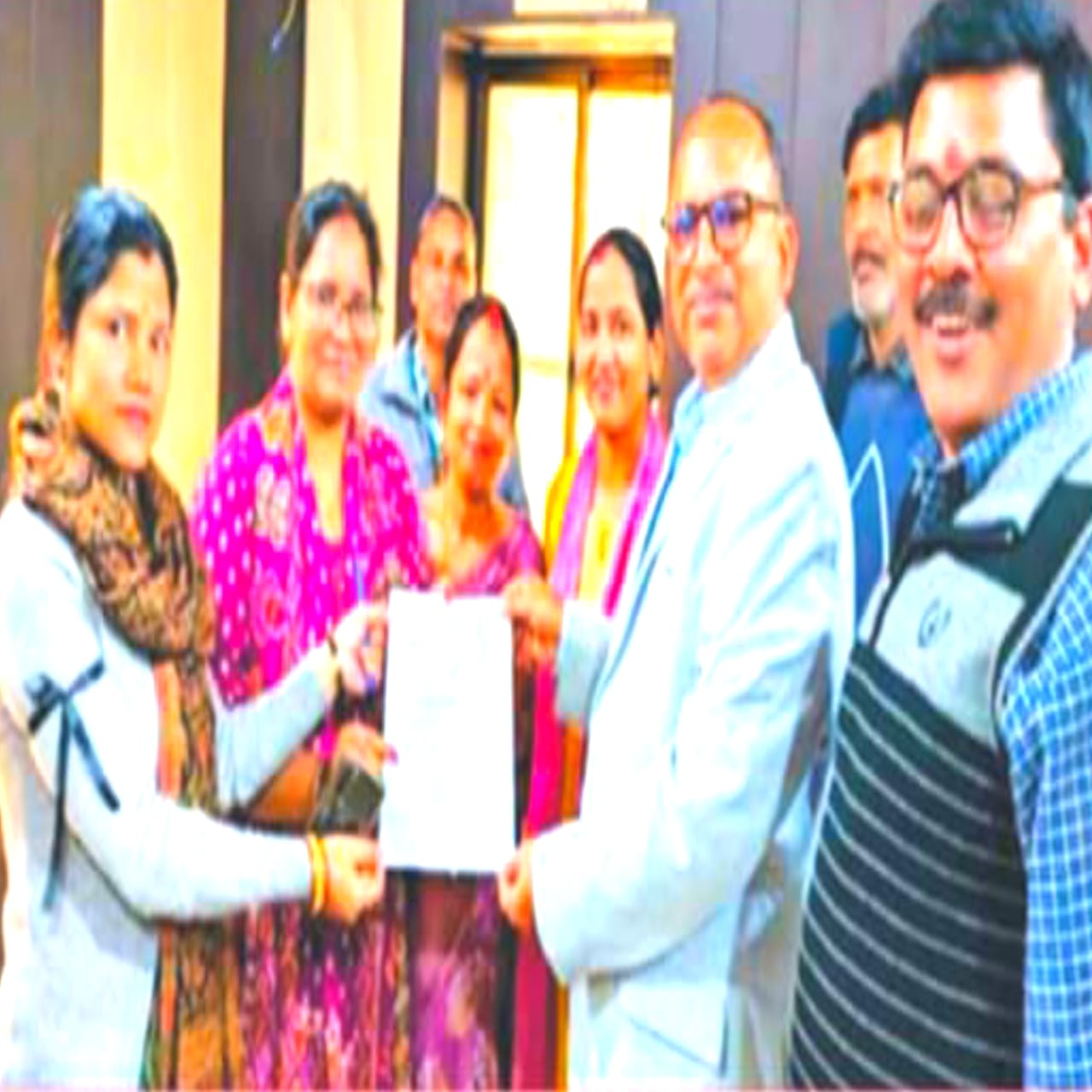 चोलापुर में ग्राम पंचायत सचिवों का प्रतीकात्मक विरोध, काली पट्टी बांधकर जताई नाराजगी