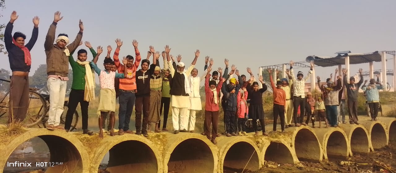 बसुही नदी पर मिनी पुल निर्माण की मांग को लेकर ग्रामीणों का प्रदर्शन