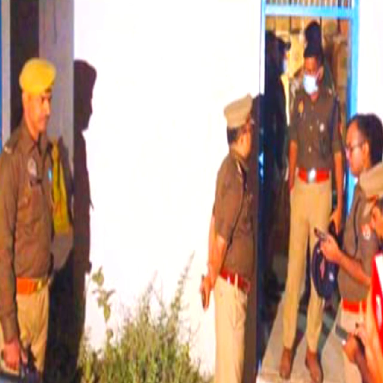 ई-रिक्शा चार्जिंग सेंटर में छापा, 30 हजार कफ सिरप की शीशियां बरामद