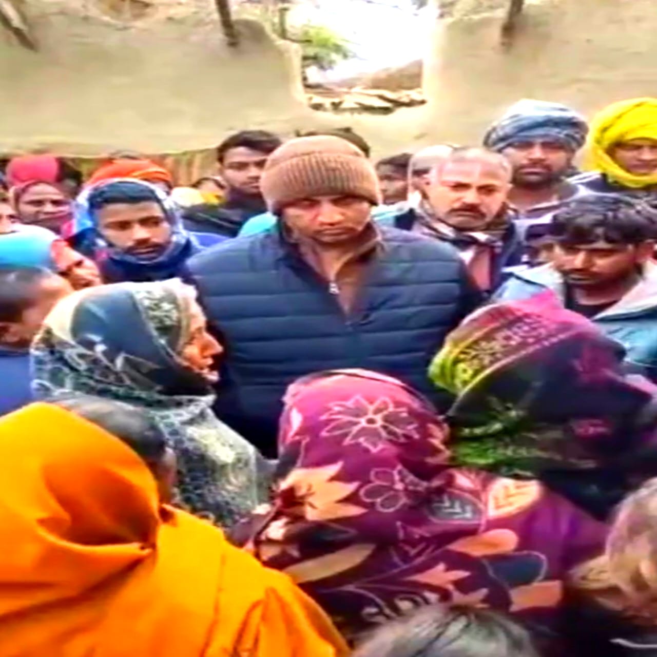 सपा नेता मनोज सिंह डब्लू बोले– आठ घरों में चोरी, किशोर की हत्या से गांव में आक्रोश