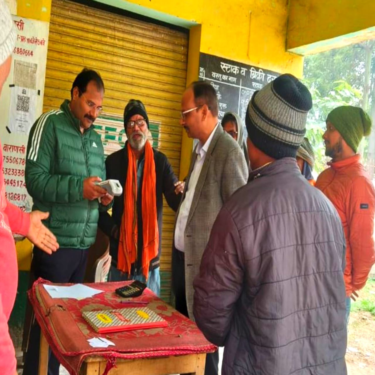 निर्धारित दर पर उर्वरक बिक्री की जांच, किसानों से लिया गया फीडबैक