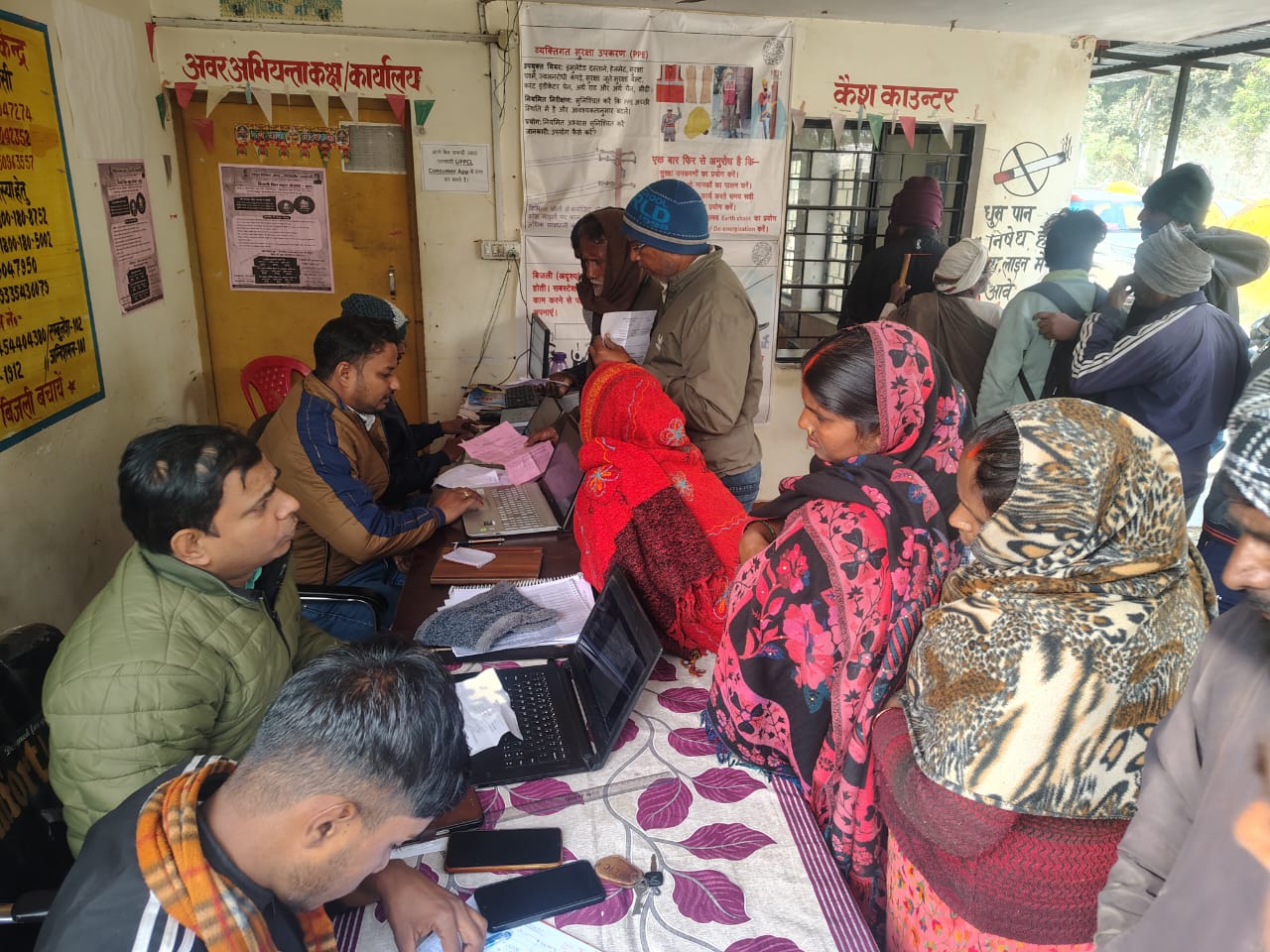 बिजली बिल राहत योजना के अंतिम चरण में उमड़ा उपभोक्ताओं का भीड़ 