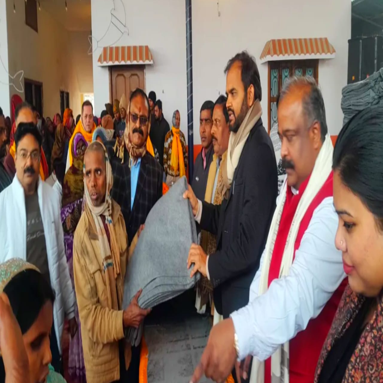 स्व. रमाकांत गुप्त की पुण्य स्मृति में 2000 कंबलों का वितरण