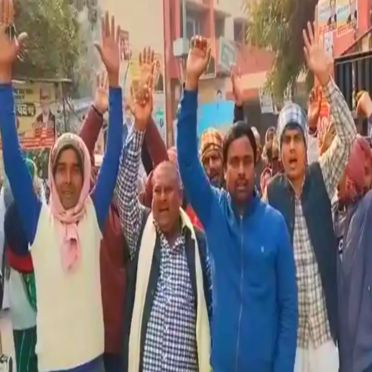 भ्रष्टाचार के आरोपों को लेकर ग्रामीणों का तहसील पर प्रदर्शन