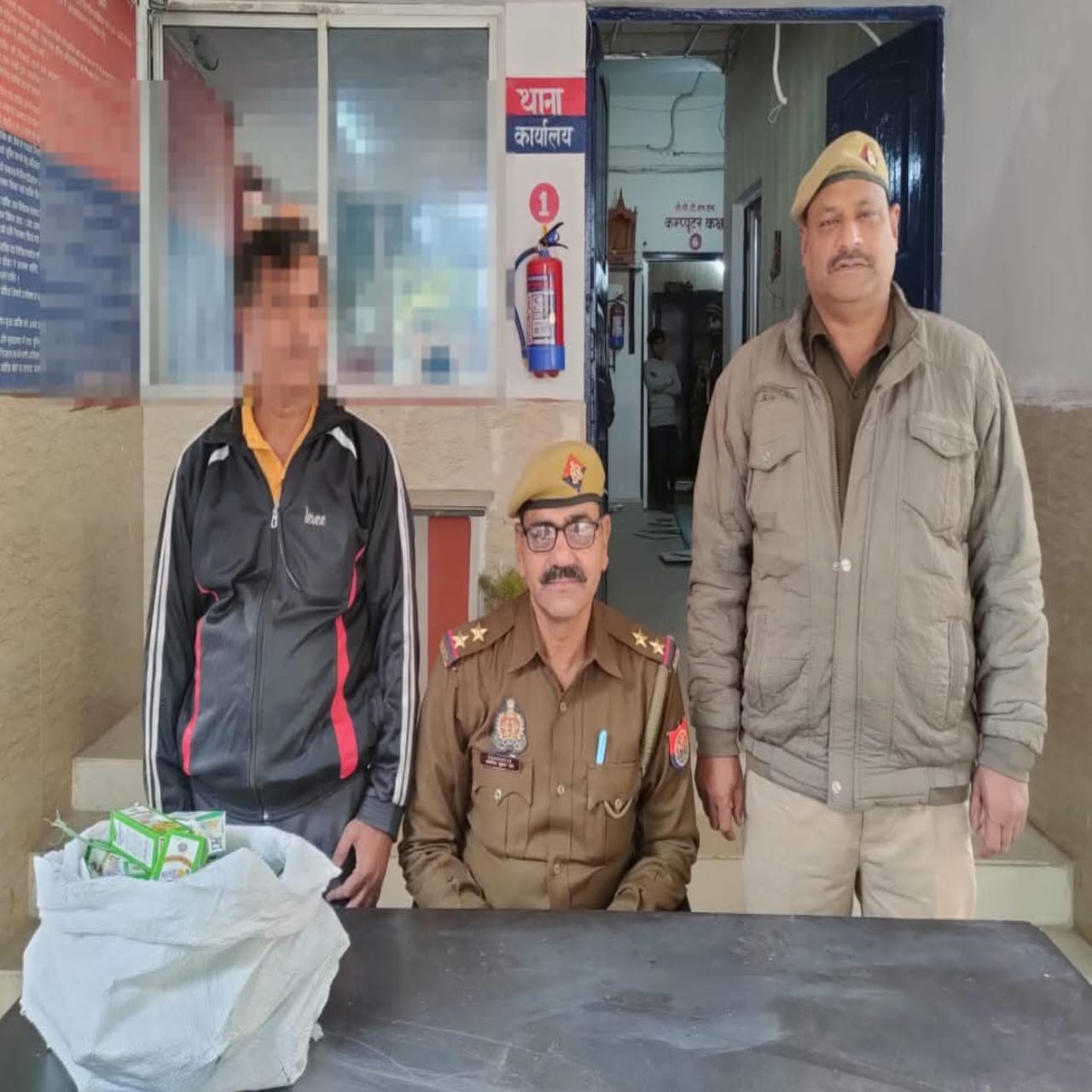 सकलडीहा पुलिस ने अवैध शराब के साथ एक अभियुक्त को किया गिरफ्तार