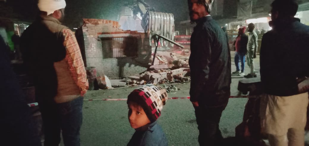 बंधवा बाजार पुलिस बूथ पर चला बुल्डोजर, अब जल्द पूरी होगी सड़क की दूसरी लेन