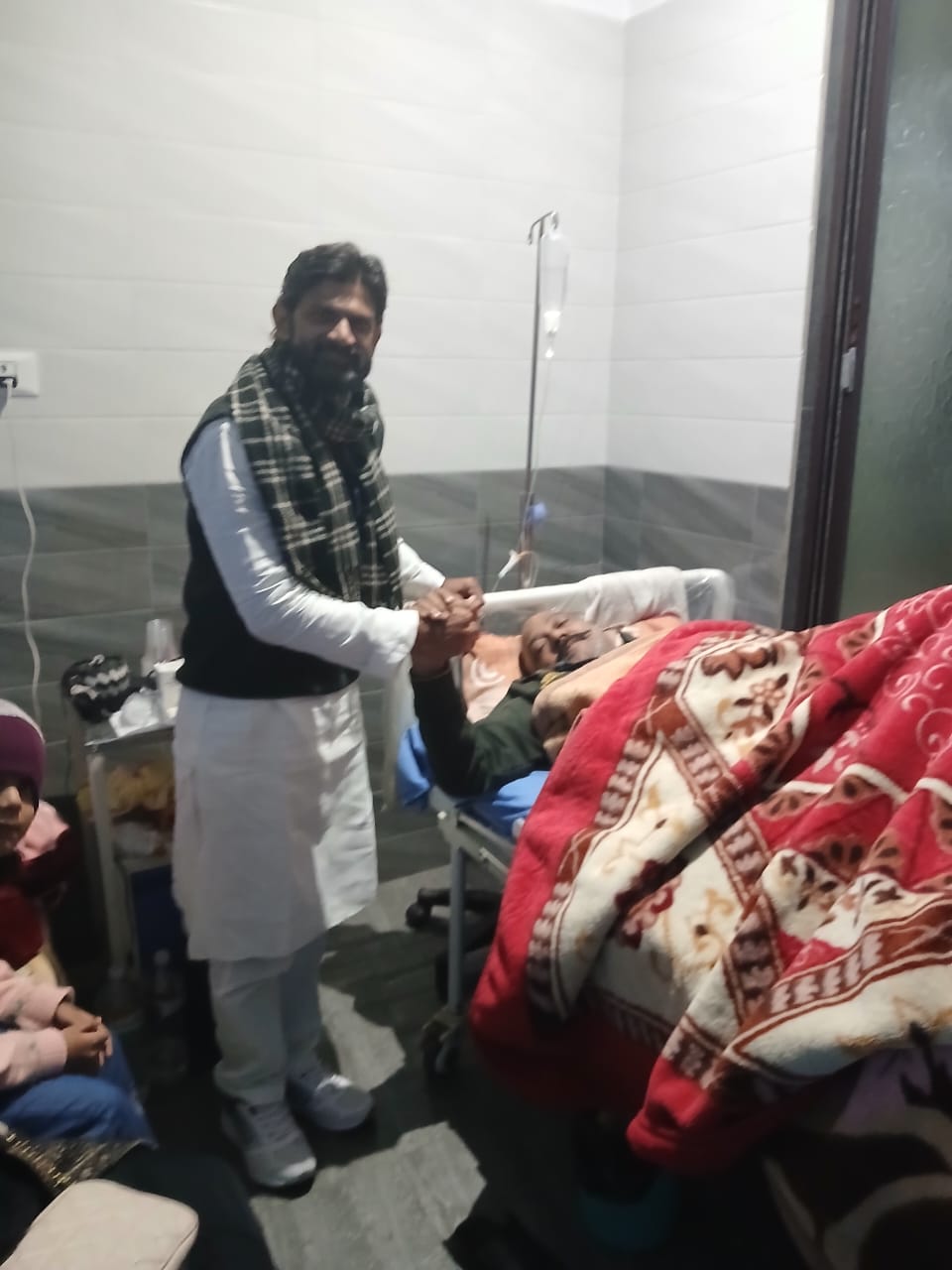 71 वर्ष की उम्र में अखाड़े में उतरे हनीफ खान पहलवान, भदोही की शान बचाते हुए घायल