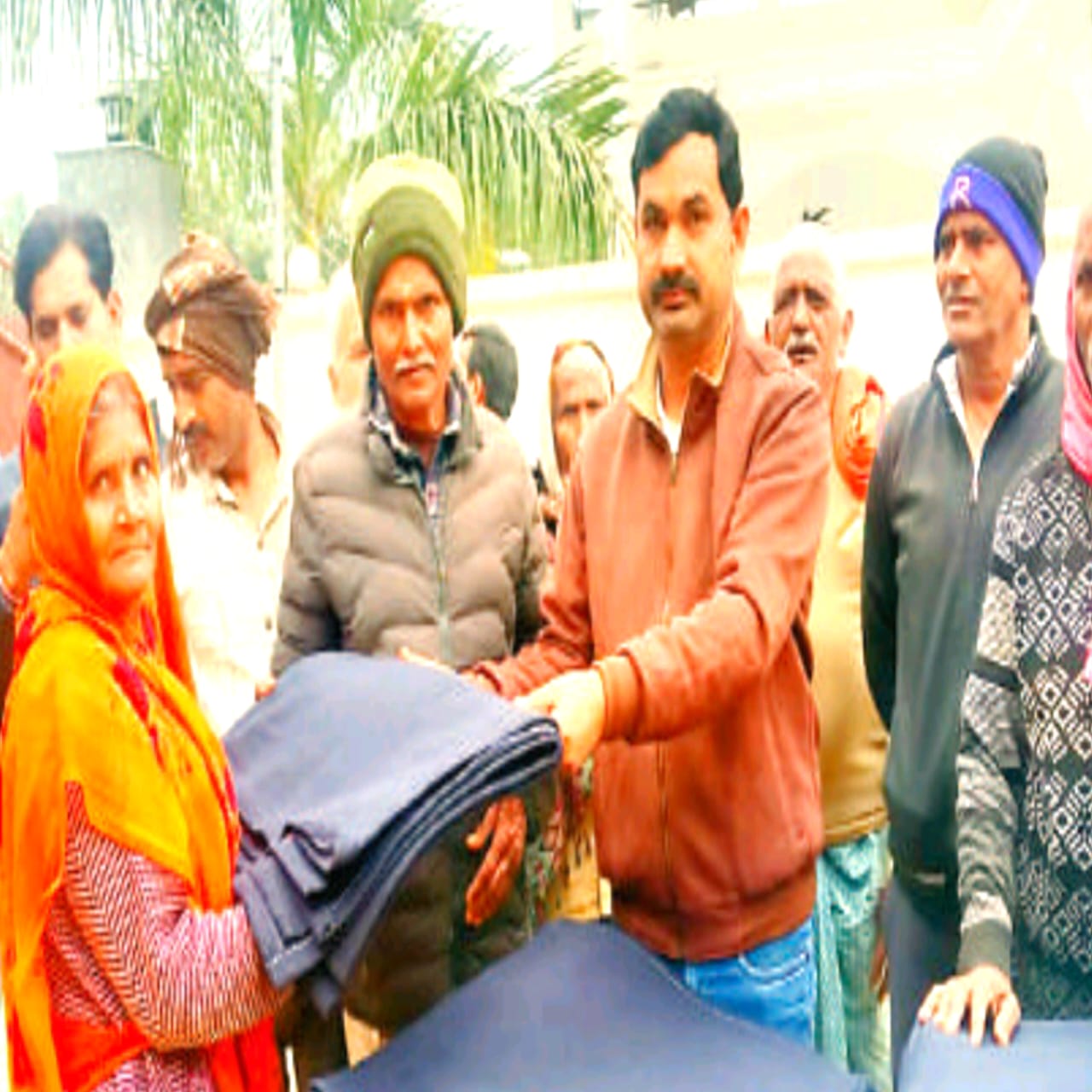 कड़ाके की ठंड में गरीबों को मिली राहत, बरनी गांव में बांटे गए कंबल