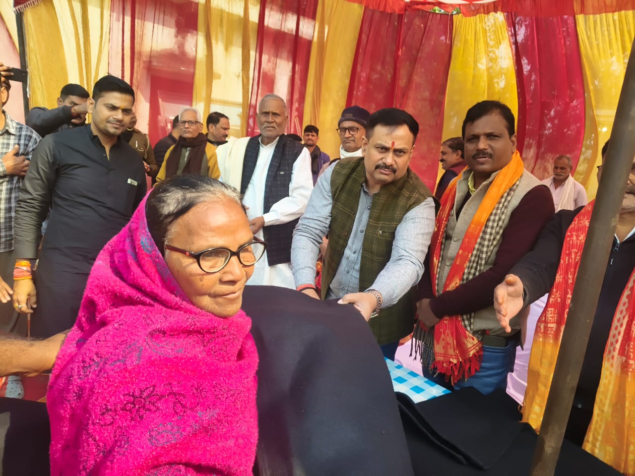 सैनिक सेवा संस्थान के चेयरमैन गौरव सिंह ने जरूरतमंदों में बांटे कंबल