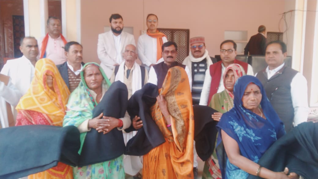 चतुर्भुजपुर परियत में मानवता की मिसाल, 500 जरूरतमंदों को मिला कंबलों का सहारा