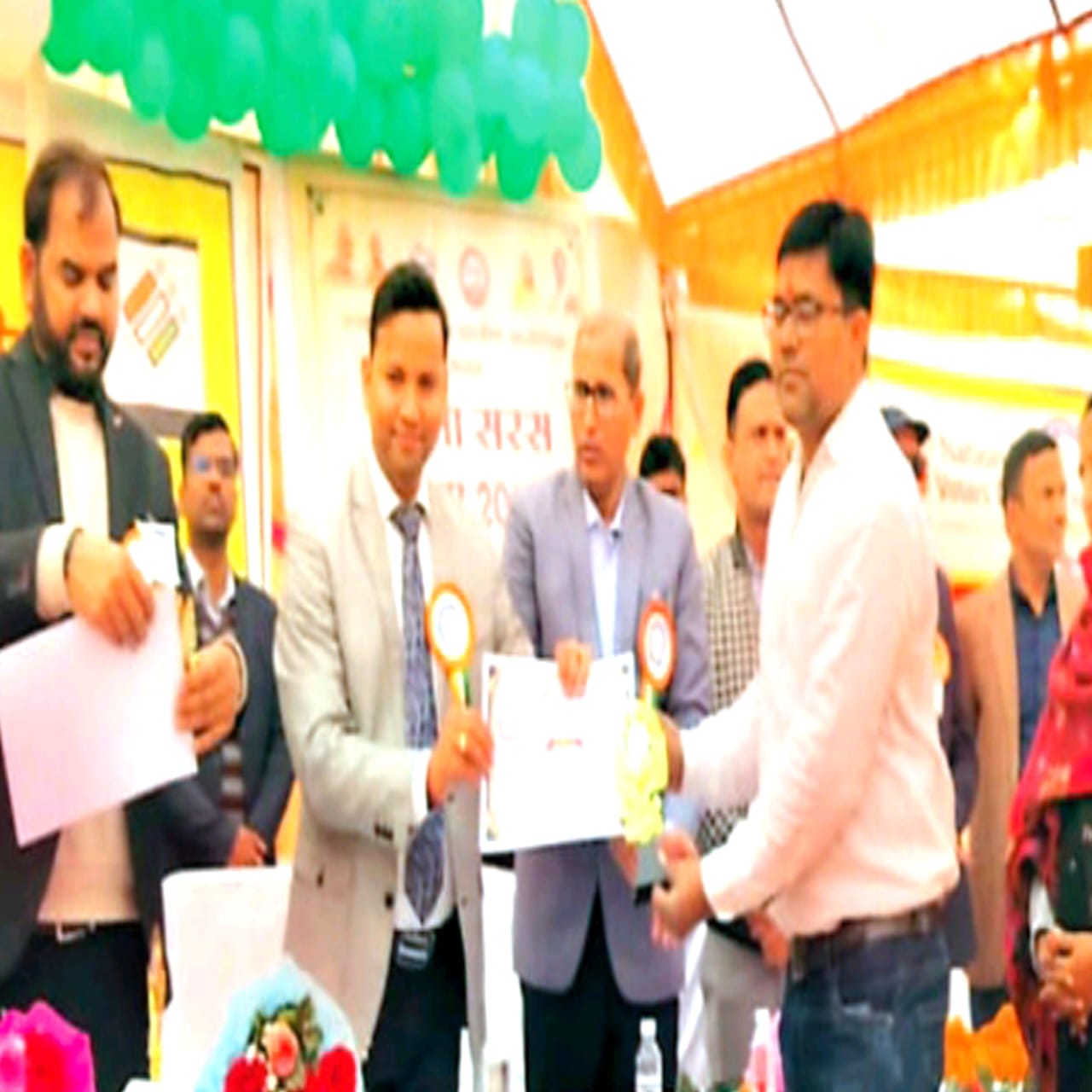 भदोही में राष्ट्रीय मतदाता दिवस पर उत्कृष्ट बीएलओ सम्मानित