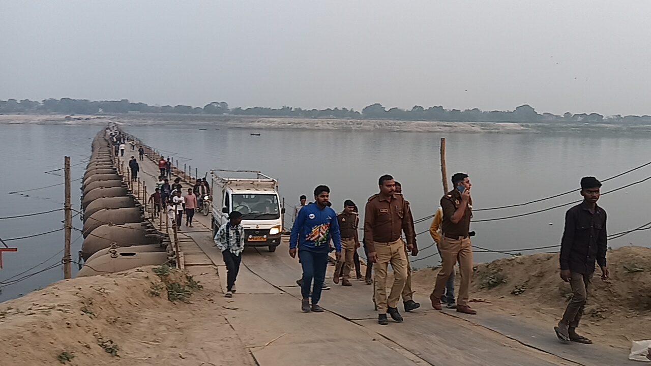 कैथी पीपा पुल पर कार गिरी गंगा में, तत्परता से टला बड़ा हादसा