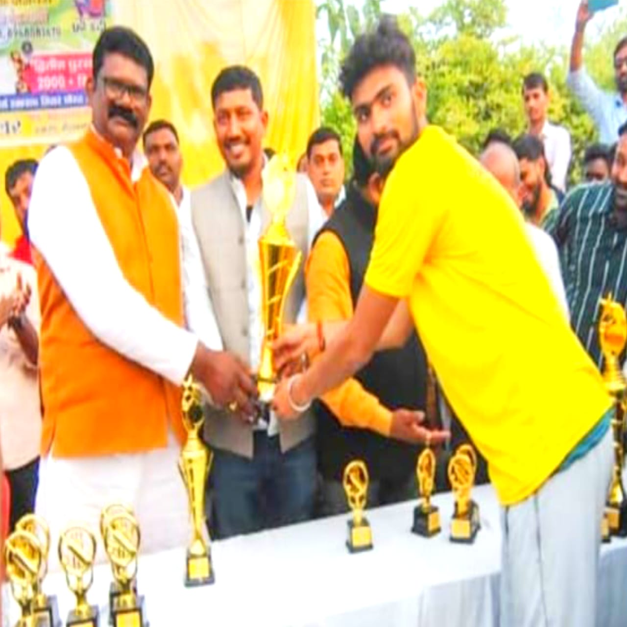 स्व. आनंद रत्न मौर्य स्मृति क्रिकेट टूर्नामेंट का समापन, मां वैष्णो क्लब विजेता